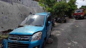 27122022mobil-tertimpa-talud-jalan.jpg