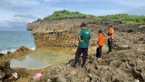 28042023kakak-adik-terseret-ombak.jpg
