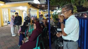 Abdul-Wahab-mencoba-tegar-ketika-melayani-wawancara-awak-media-di-halaman-RS-Bina-Sehat.jpg