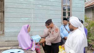 Aipda-Marulam-Polisi-di-Ujung-Negeri-yang-Menyentuh-Hati-Lewat-Aksi-Berbagi-di-Anambas.jpg