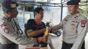 Aksi-Spontan-Berbagi-Polisi-Bang-Jack-Ajak-Warga-Sakit-Sarapan-dan-Beri-Sembako.jpg