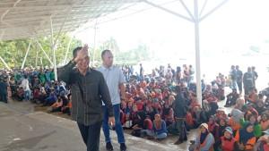 Amsakar-Achamd-bersama-Petugas-kebersihan.jpg