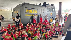 Anak-TK-mengunjungi-Mapolda-dan-diajak-mengenal-tentang-Kepolisian.jpg