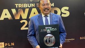 Anggota-DPRD-Kepri-Onward-Siahaan-mengangkat-piagam-Tribun-Batam-Award.jpg