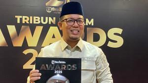 Anggota-DPRD-Kepri-Ust-Bachtiar-sebagai-penerima-Tribun-Batam-Award-kategori-Tokoh-Politik.jpg