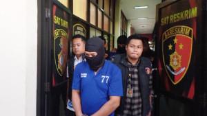 Anggota-Polres-Kudus-menggelandang-pelaku-pembunuhan-kakak-beradik-di-Kudus.jpg