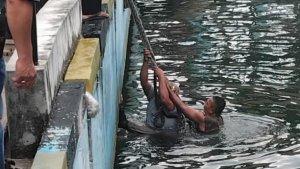 Anggota-Satpol-PP-Lingga-Kepri-selamatkan-warga-jatuh-di-pelabuhan-Jagoh.jpg