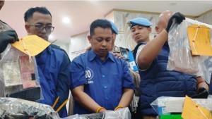 Anggun-Tyasbodhi-baju-biru-kanan-tersangka-utama-kasus-bawa-kabur-uang-miliaran-rupiah.jpg