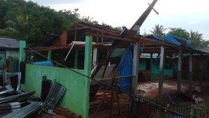Angin-puting-beliung-di-Karimun-kembali-rusak-rumah-warga-cdsklvhnd.jpg