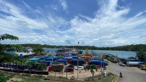 Antrean-penumpang-memadati-lumbung-parkir-pelabuhan-ASDP-Batam.jpg