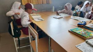 Bangku-Kosong-di-sekolah-milik-korban-menjadi-kenangan-bagi-temannya.jpg