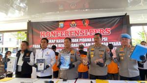 Barang-bukti-aliran-uang-korupsi-dijejerkan-di-atas-meja-ungkap-kasus-dan-tujuh-tersangka-korupsi.jpg