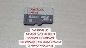 Barang-bukti-memori-card-berisi-rekaman-video-korban-bugil-saat-mandi-yang-dipasang-pelaku.jpg