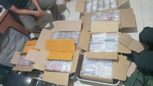 Barang-bukti-ratusan-Iphone-berbagai-merk-diamankan-tim-P2-Bea-Cukai-Pelabuhan-Punggur-Batam.jpg