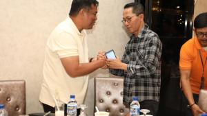 Bersalaman-dengan-Rektor-IPDN.jpg