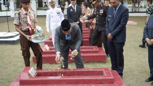 Bupati-Lingga-Tabur-bunga-hari-pahlawan-2025.jpg