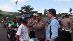 Cara-Polres-Kepulauan-Anambas-Kampanyekan-Keselamatan-Berkendara-dengan-Pembagian-Helm-Gratis.jpg