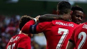 Cristiano-Ronaldo-dipeluk-rekannya-usai-cetak-gol-ke-gawang-Irlandia.jpg