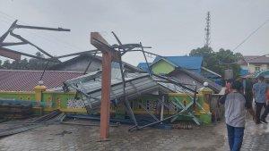 Cuaca-ekstrem-di-Karimun-bikin-kubah-masjid-roboh.jpg