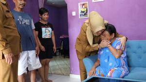 Deby-Maryanti-kunjungi-korban-rumah-rusak-7777.jpg
