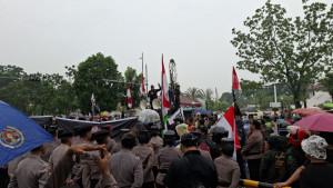 Demo-di-kantor-walikota-Batam-1709.jpg