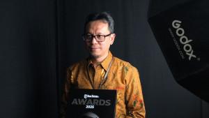 Deputi-Kepala-Perwakilan-BI-Kepri-Ardhienus-mengangkat-piagam-penghargaan-Tribun-Batam-Award.jpg