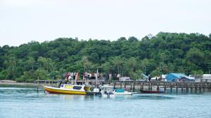 Dermaga-di-Pulau-Mensanak-Lingga.jpg