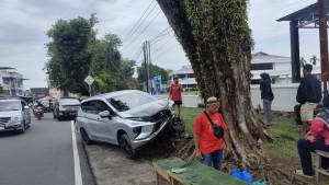 Diduga-Mengantuk-Mobil-Xpander-Dibawa-Wanita-Tabrak-Pohon-Besar-di-Jalan-Ahmad-Yani-Tanjungpinang.jpg