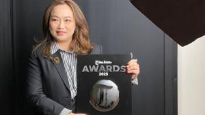 Direktur-Tana-Grup-Prancesca-Margati-bangga-mengangkat-piagam-Tribun-Award.jpg