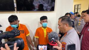 Dua-tersangka-Mini-lab-Laundry-narkoba-ketika-di-interogasi-Kapolda-Kepri.jpg