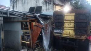 Dump-truck-yang-mengalami-kecelakaan-di-Jalan-Raya-Sumedang-Cirebon.jpg