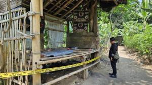 Garis-polisi-terpasang-di-sebuah-gubuk-yang-digunakan-untuk-pesta-miras-di-Magelang.jpg