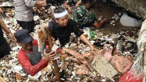Gubernur-Jawa-Barat-Dedi-Mulyadi-terjun-langsung-ke-Sungai-Cipalabuhan.jpg