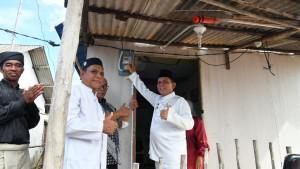 Gubernur-Kepri-Ansar-Ahmad-cek-meteran-listrik-554.jpg