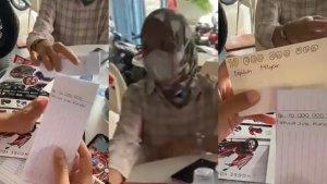 Ibu-ibu-beli-motor-Scoopy-pakai-uang-kertas.jpg
