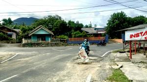JALAN-BERLUBANG-DI-RANAI.jpg