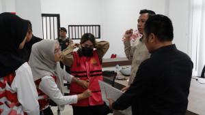 Jaksa-giring-tersangka-LY-mantan-Direktur-PT-Bias-Delta-dalam-kasus-dugaan-korupsi-PNBP.jpg
