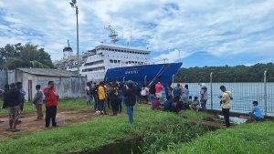 KM-Umsini-sedang-sandar-di-Pelabuhan-Sei-Kolak-Kijang-Bintan.jpg