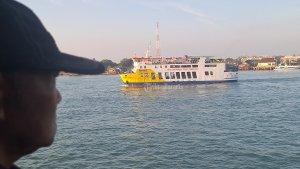 KMP-Barau-sedang-berlayar-di-perairan-Tanjung-Uban-Bintan-4102024.jpg