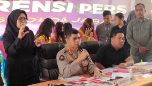 Kabid-Humas-Polda-Jabar-Kombes-Hendra-Rochmawan-perdagangan-bayi.jpg