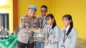 Kabid-Propam-Polda-Kepri-Kombes-Pol-Eddwi-menyerahkan-plakat-pada-siswa-berprestasi.jpg