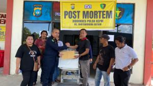 Kabiddokes-Kombes-Pol-Zakir-dan-kepala-RS-Bhayangkara-AKP-Leo-usai-menyerahkan-jenazah-ke-keluarga.jpg