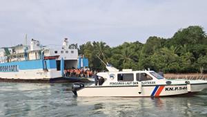 Kalal-KPLP-ketika-mengevakuasi-penumpang-kapal-KMP-Tri-Sakti-Adinda-yang-kandas.jpg