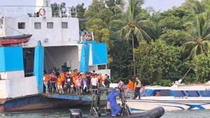 Kapal-KMP-Tri-Sakti-Adinda-membawa-muatan-kendaraan-dan-penumpang-ketika-kandas-di-pulau-Kasam.jpg