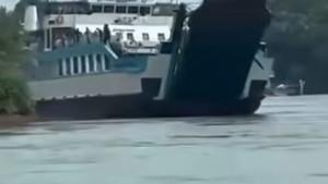 Kapal-KMP-Tri-Sakti-Adinda-yang-kandas-di-perairan-Pulau-Kasam-Punggur.jpg