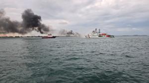 Kapal-Kayu-Terbakar-di-Selat-Riau-776.jpg