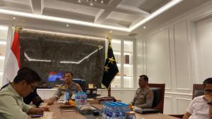 Kapolda-Kepri-Irjen-Pol-Asep-Safrudin-berdiskusi-dengan-Pimpred-Tribun-Prawira-di-ruang-kerjanya.jpg