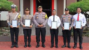 Kapolres-Lingga-beri-penghargaan-5-polisi.jpg