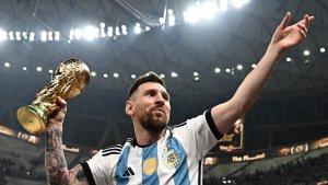 Kapten-Timnas-Argentina-Lionel-Messi-dengan-trofi-Piala-Dunia-2022.jpg
