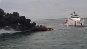 Kebakaran-kapal-kayu-di-perairan-Selat-Riau-atau-perairan-Kabil-Kamis-2310-dini-hari.jpg